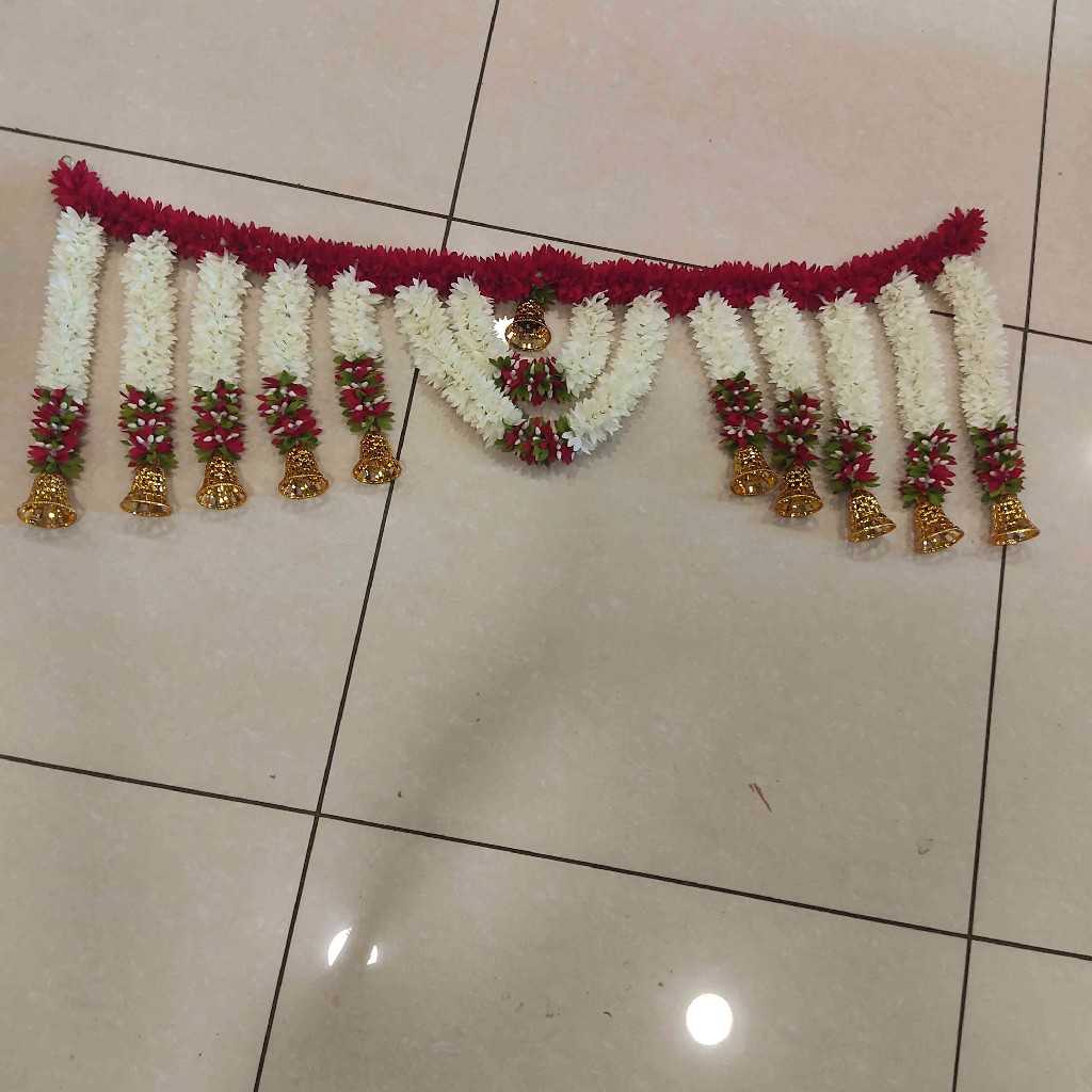 WHITE AND MAROON BELL TORAN