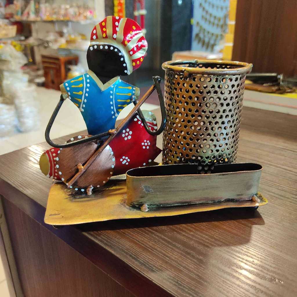 Iron Guiter Pen Stand