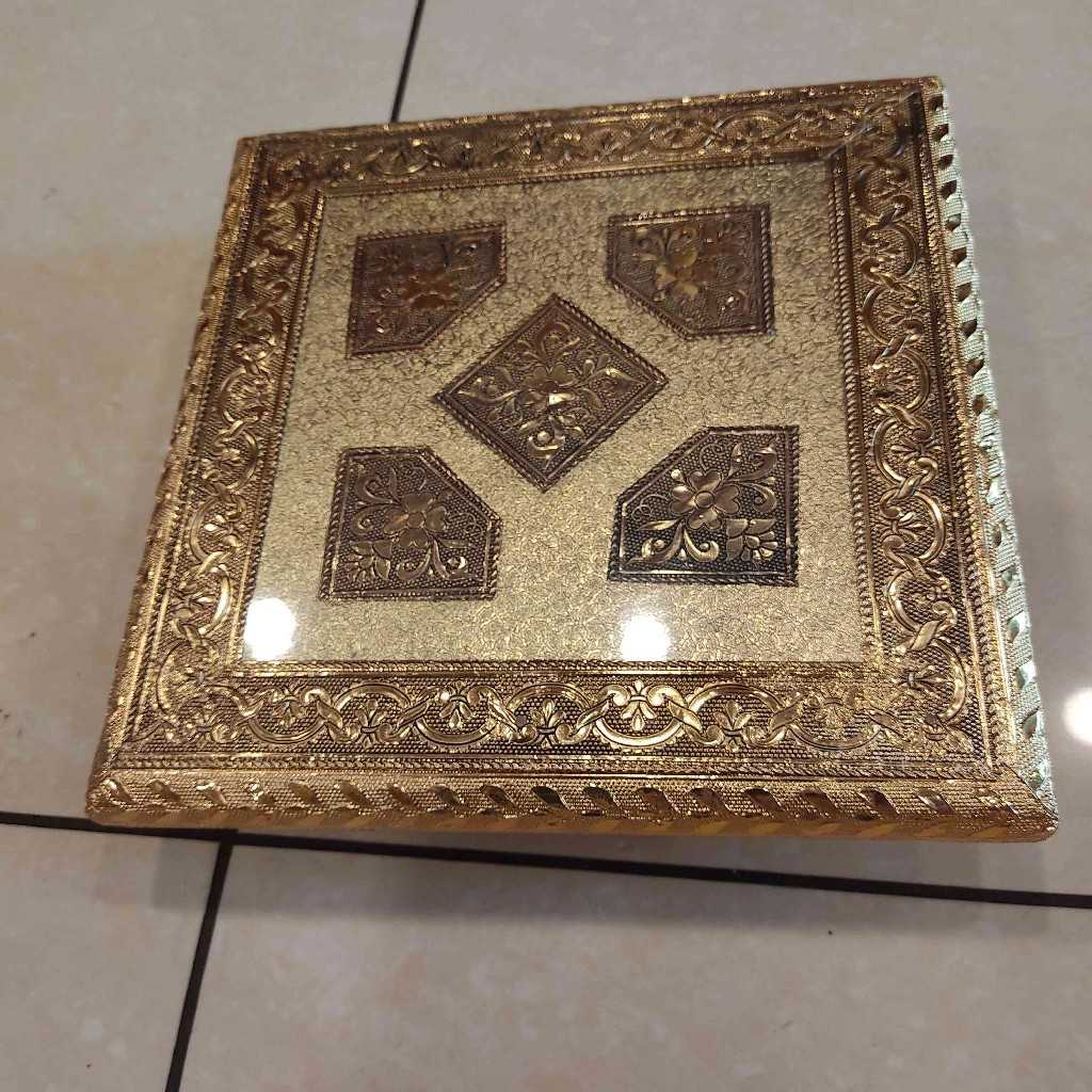 Pooja Peeta Golden Antiq 10X10