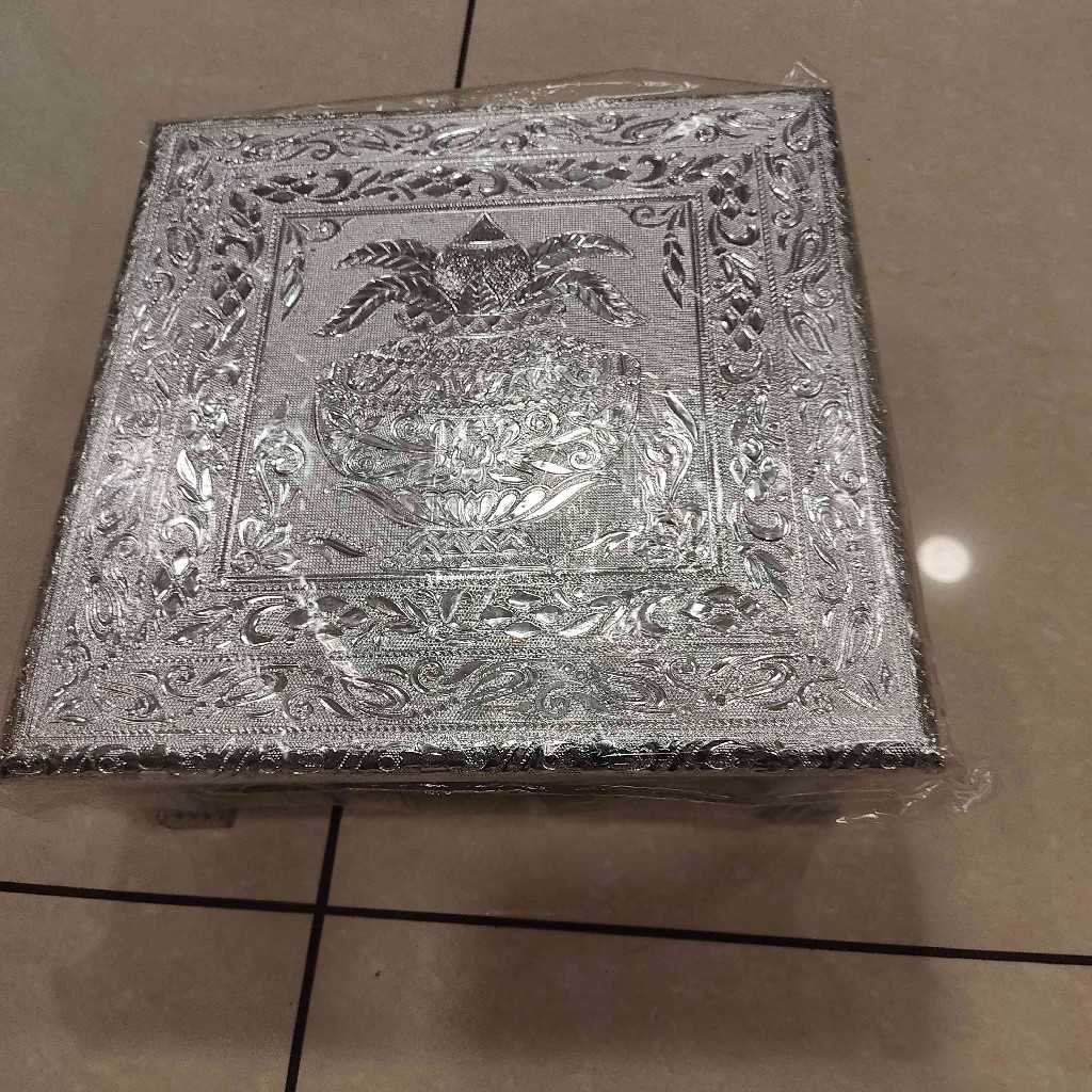 Silver Bajot 12X12 Laminated