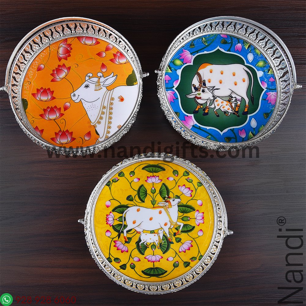 GS Pichwai Cow Plate Round With Handle Assorted 8 Inch