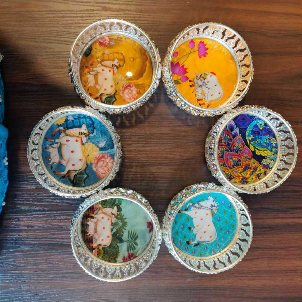 GS Pichwai Cow Plate Round Assorted 4 Inch